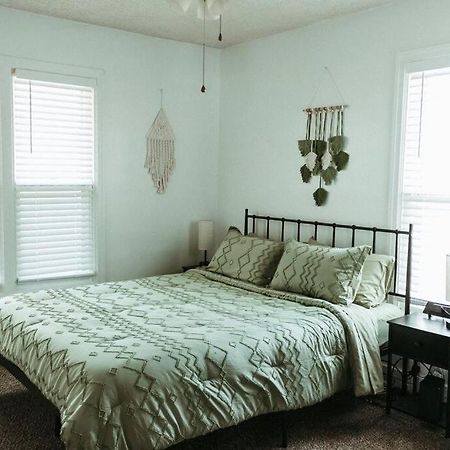Bluebird Cottage, Walking Distance To Fairgrounds Хатчинсон Экстерьер фото